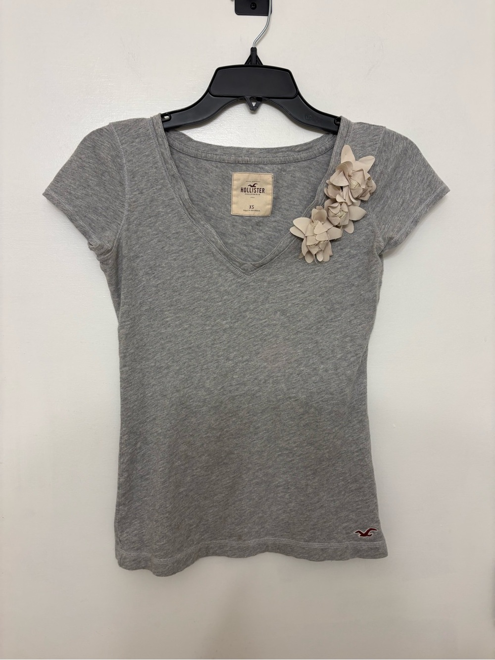 Hollister Vintage Y2K Gray 3D Rosette Flower VNeck Baby Tee Top Coquette XS